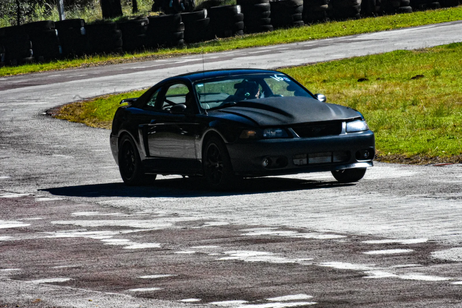 Asfalto caliente y goma quemada — Autódromo · 2023–2024. Fotografía de José Alejandro Armenta, artista del auto y la vida cotidiana en Tlaxcala.