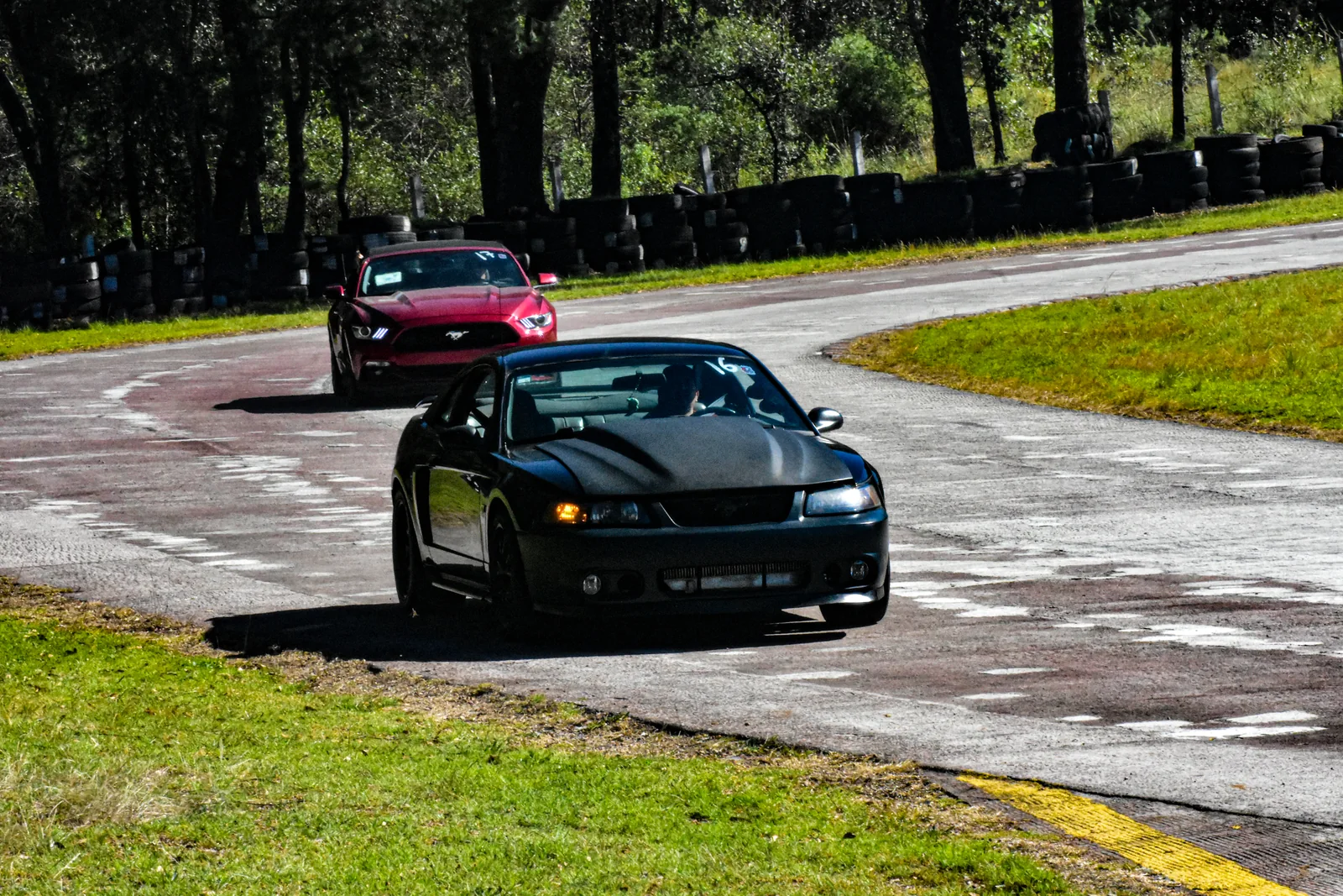 Ángulo bajo en la curva cerrada — Autódromo · 2023–2024. Fotografía de José Alejandro Armenta, artista del auto y la vida cotidiana en Tlaxcala.