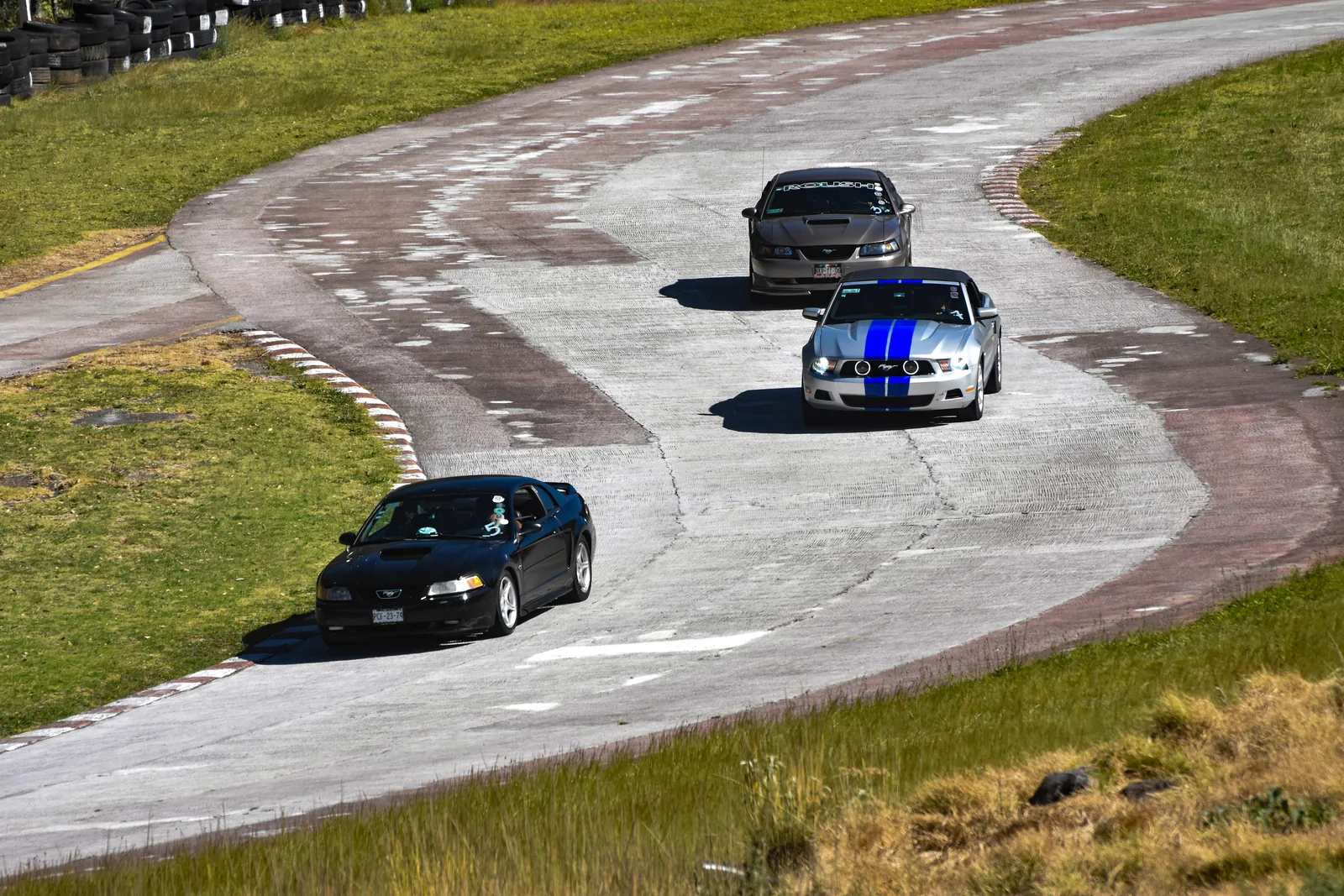 Velocidad en pista 13 — Autódromo · 2023–2024. Fotografía de José Alejandro Armenta, artista del auto y la vida cotidiana en Tlaxcala.
