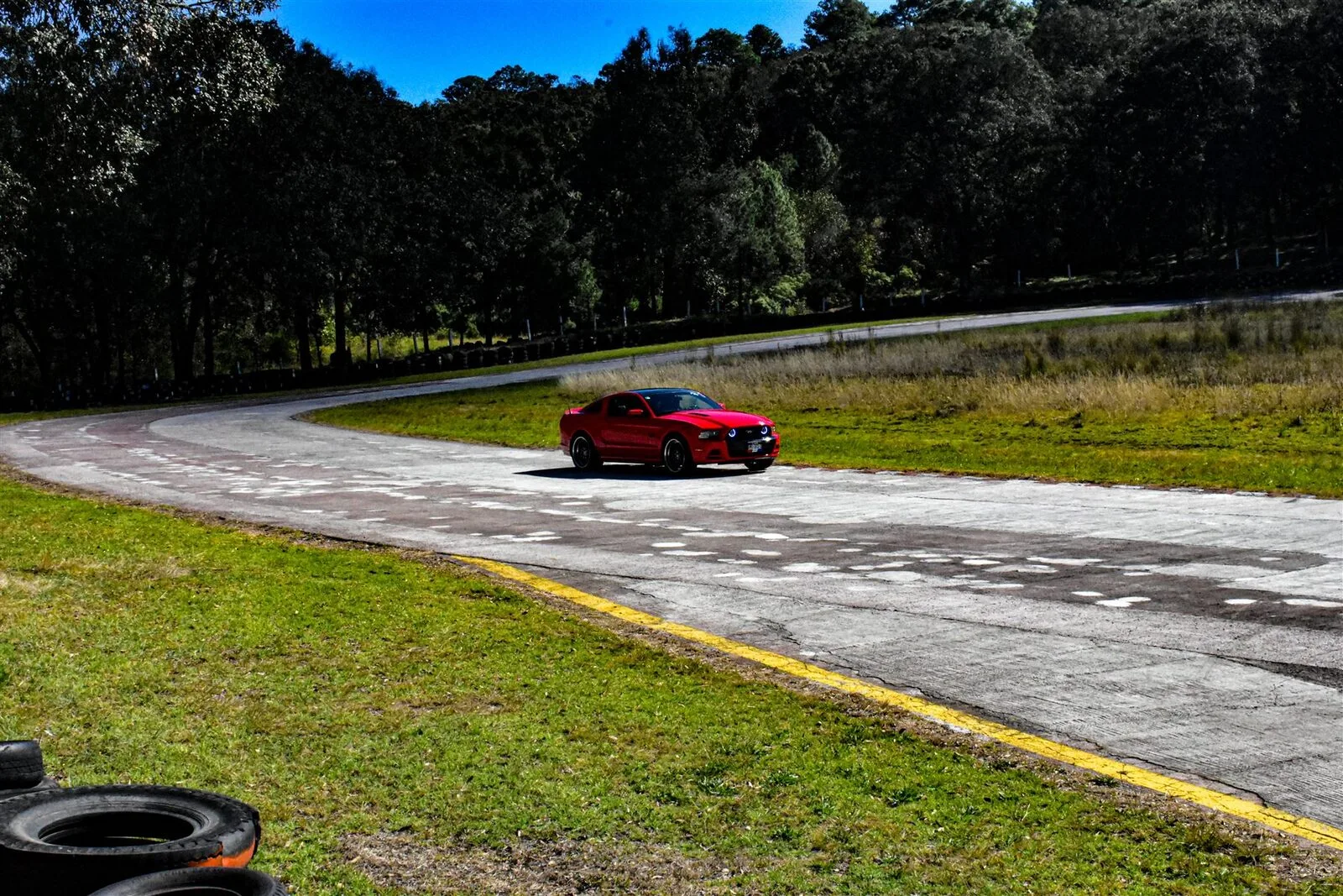 Autódromo 08 — Autódromo · 2023–2024. Fotografía de José Alejandro Armenta, artista del auto y la vida cotidiana en Tlaxcala.