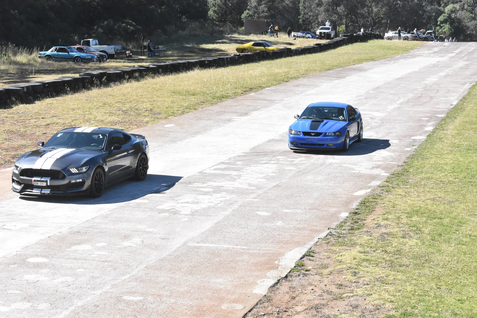 Velocidad en pista 21 — Autódromo · 2023–2024. Fotografía de José Alejandro Armenta, artista del auto y la vida cotidiana en Tlaxcala.