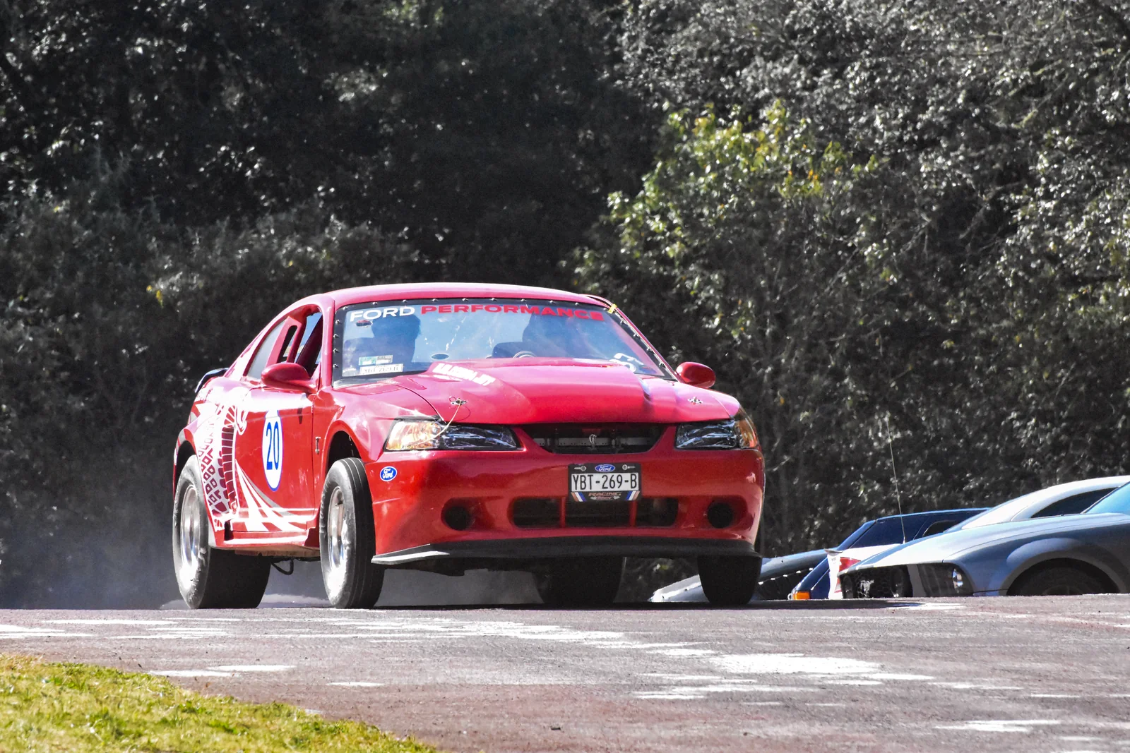 Velocidad en pista 31 — Autódromo · 2023–2024. Fotografía de José Alejandro Armenta, artista del auto y la vida cotidiana en Tlaxcala.