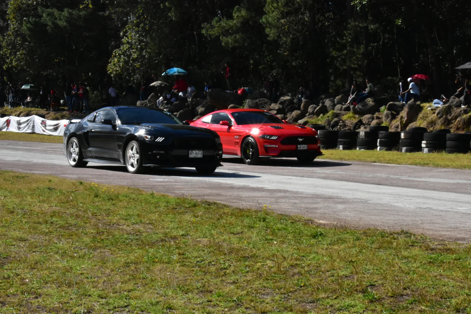 Velocidad en pista 32 — Autódromo · 2023–2024. Fotografía de José Alejandro Armenta, artista del auto y la vida cotidiana en Tlaxcala.