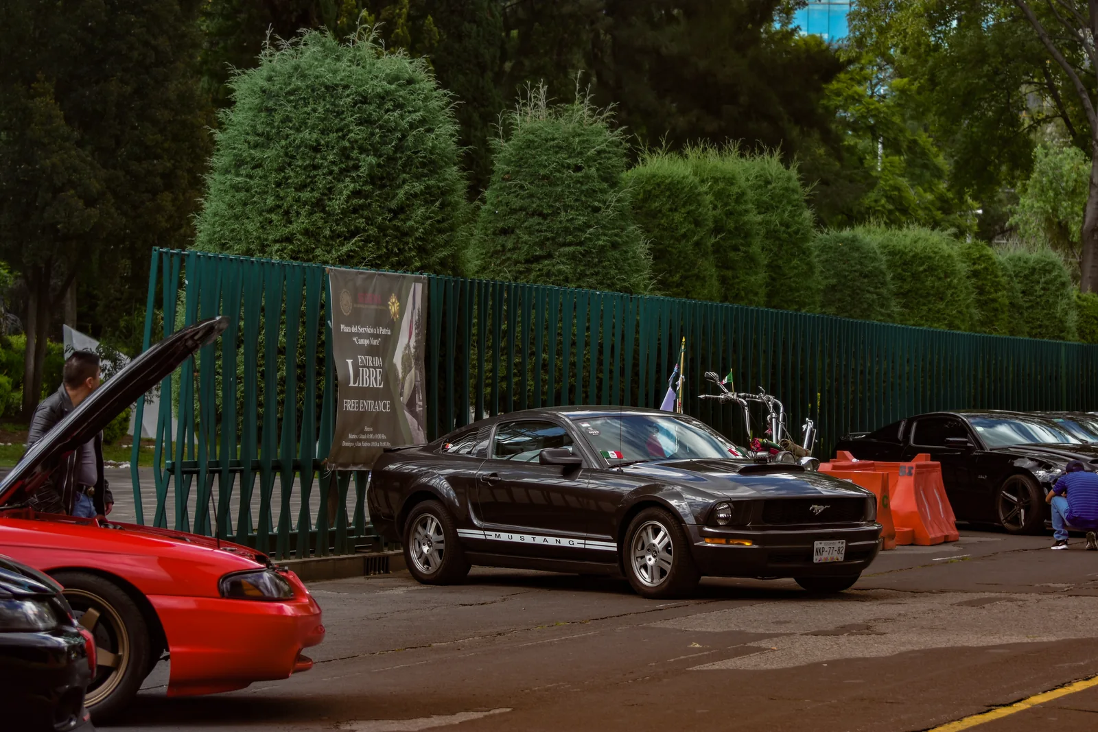 Escolta patria y bandera al aire — Desfile 15 de Septiembre · 2023. Fotografía de José Alejandro Armenta, artista del auto y la vida cotidiana en Tlaxcala.