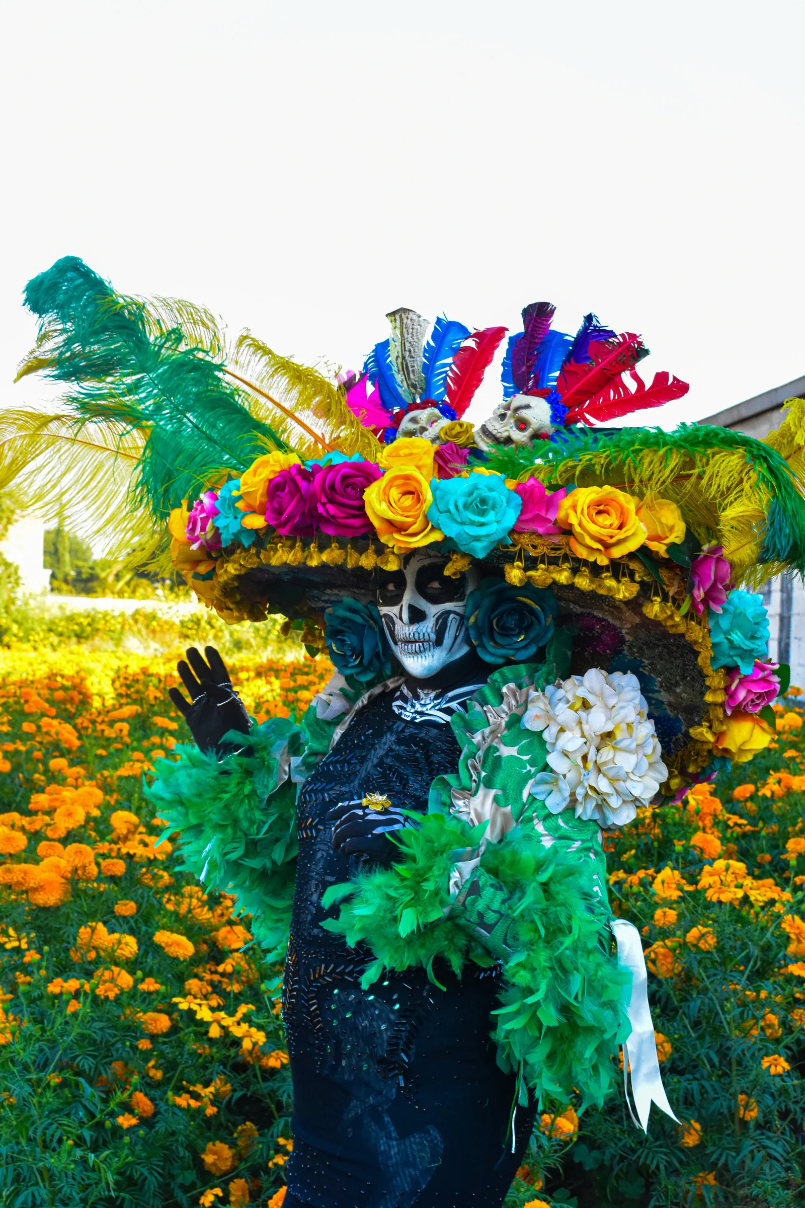 Detalle de flores y aroma a incienso — Día de Muertos · 2024. Fotografía de José Alejandro Armenta, artista del auto y la vida cotidiana en Tlaxcala.