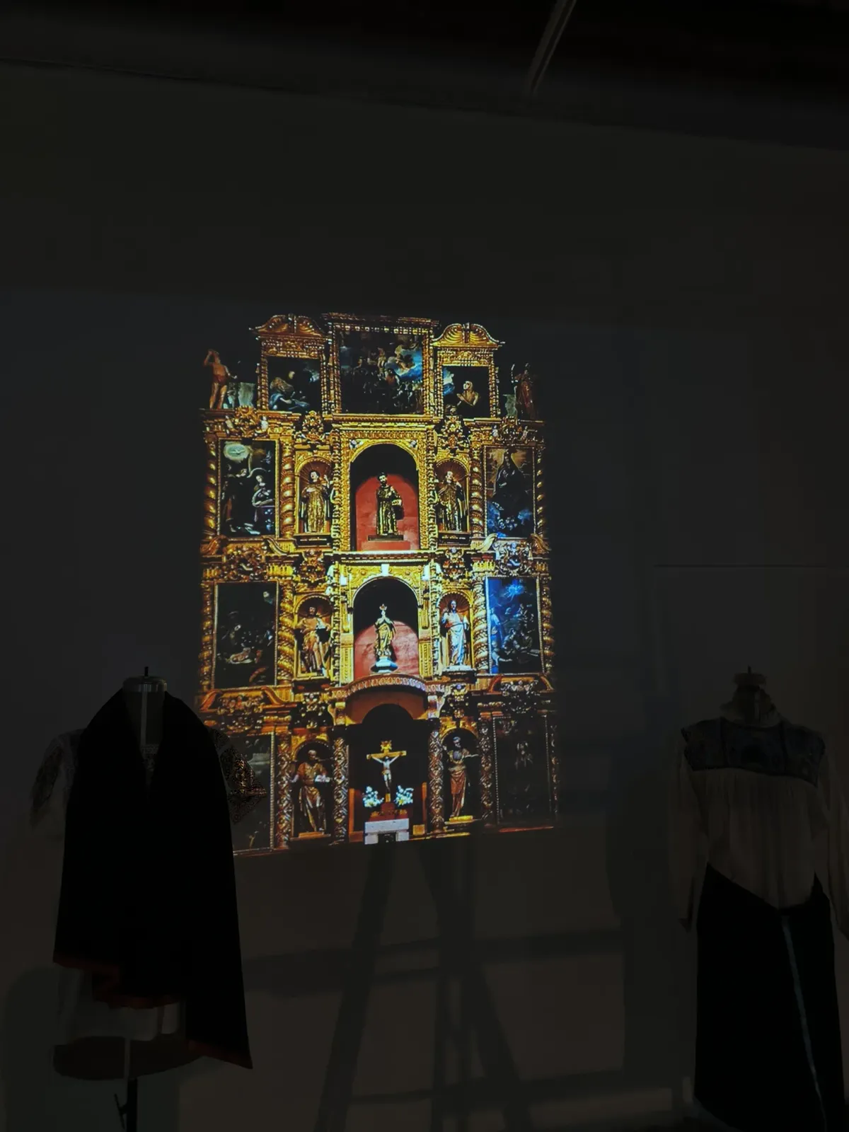 Exposición textil — 2 de 3. Video mapping de José Alejandro Armenta en Tlaxcala.